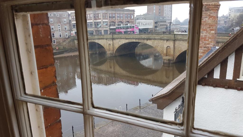 Lil's On The Waterfront - Standard Room With Partial River View