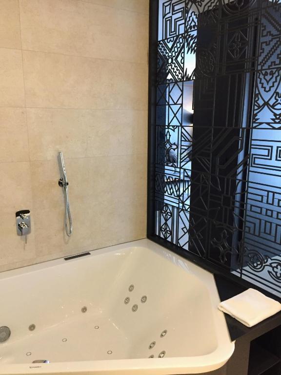 Vila Arenys Hotel - Jacuzzi privado en la habitación en Arenys de Mar