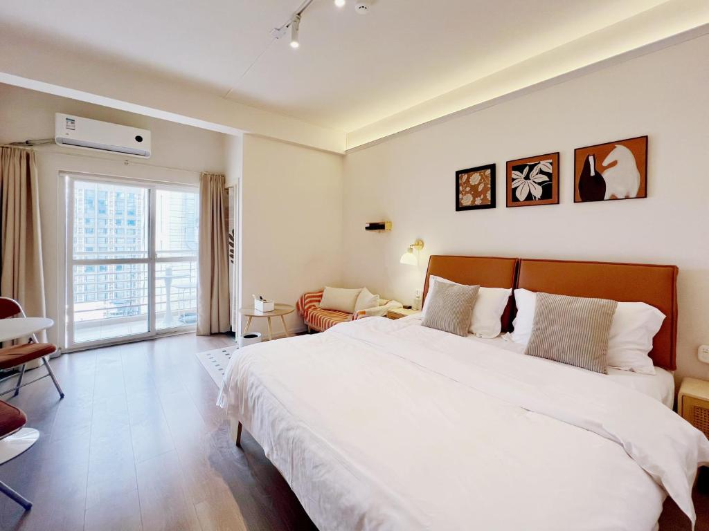 a bedroom with a large bed and a large window at Tulips apartment in Chengdu