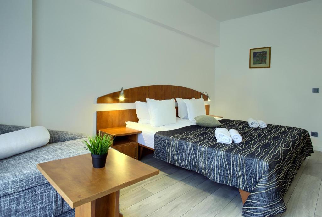 Standard Twin Room with Balcony and Park View
