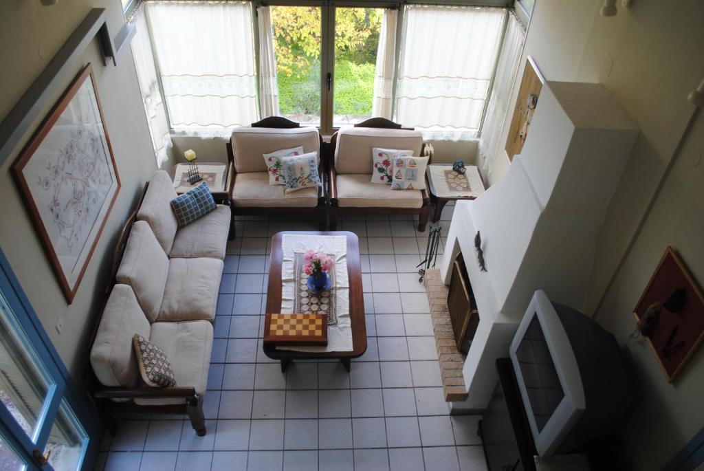 ニキアナにあるHoliday Home Fraksiのソファ付きのリビングルームのオーバーヘッドビュー