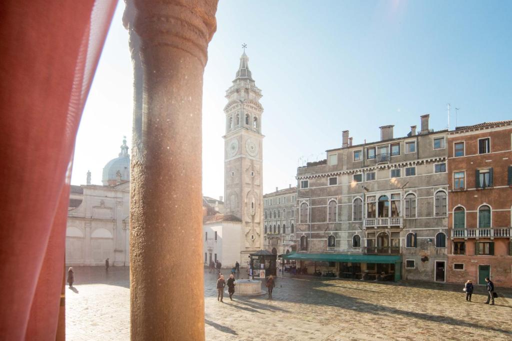 - Vistas a la ciudad y a la torre del reloj en Cà della Trifora, en Venecia