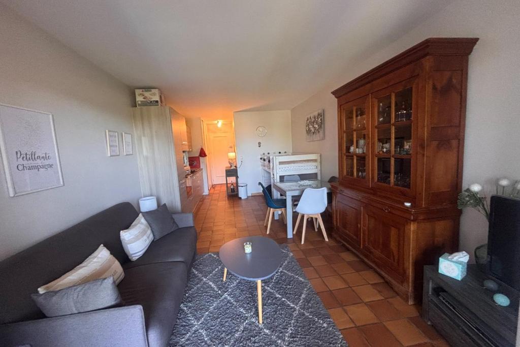 Garden studio with terrace 600m from the port