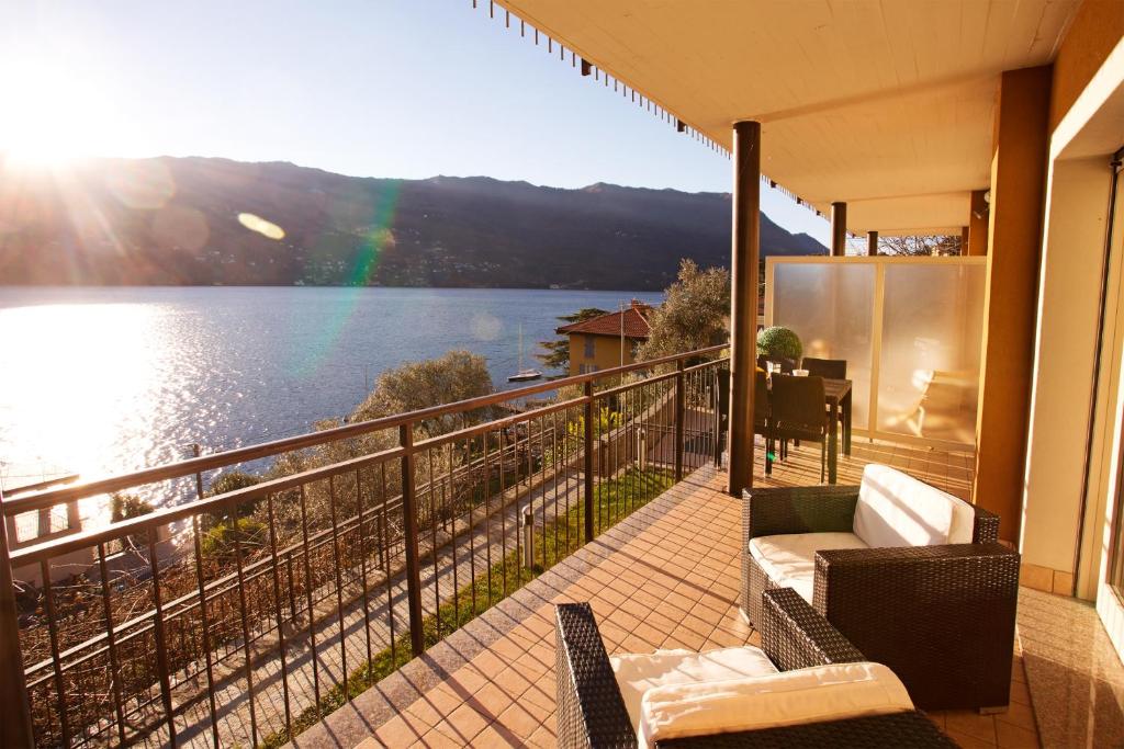 uma varanda com vista para um corpo de água em Laglio Apartment em Laglio