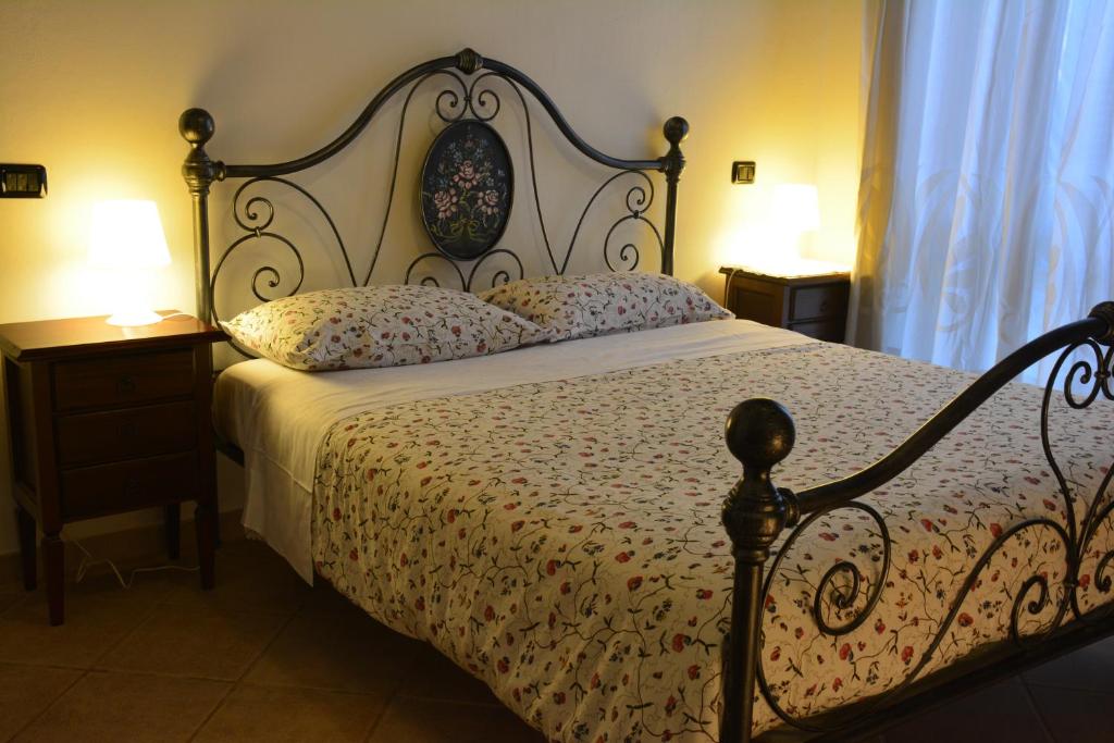 sypialnia z łóżkiem, 2 lampami i oknem w obiekcie Villa Regina w Amelii