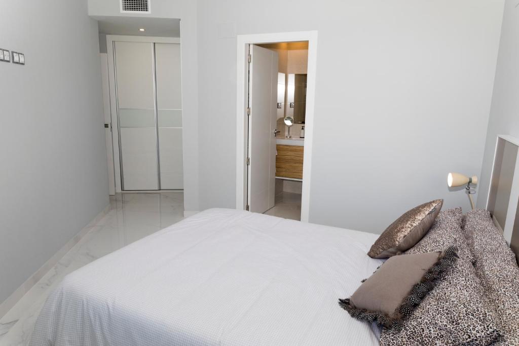 Posteľ alebo postele v izbe v ubytovaní Infinity View by Mar Holidays - Arenales del Sol