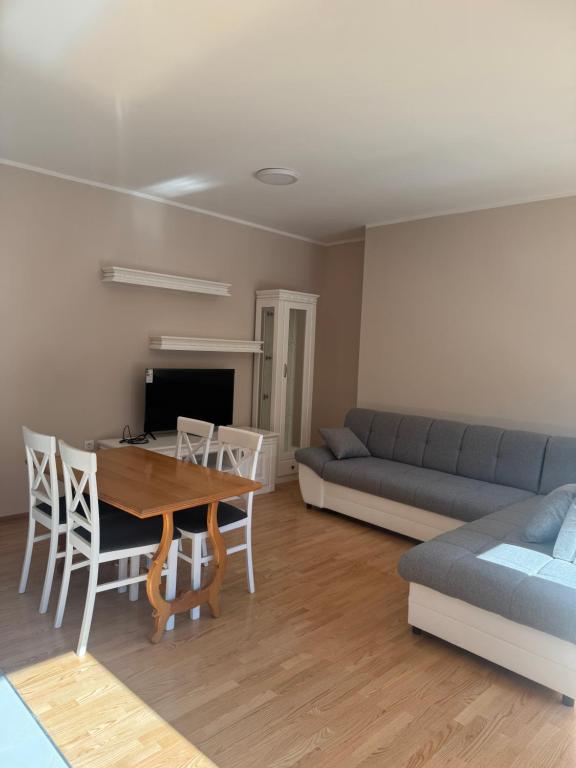 a living room with a table and a couch at Apartmani Ljupko in Pančevo