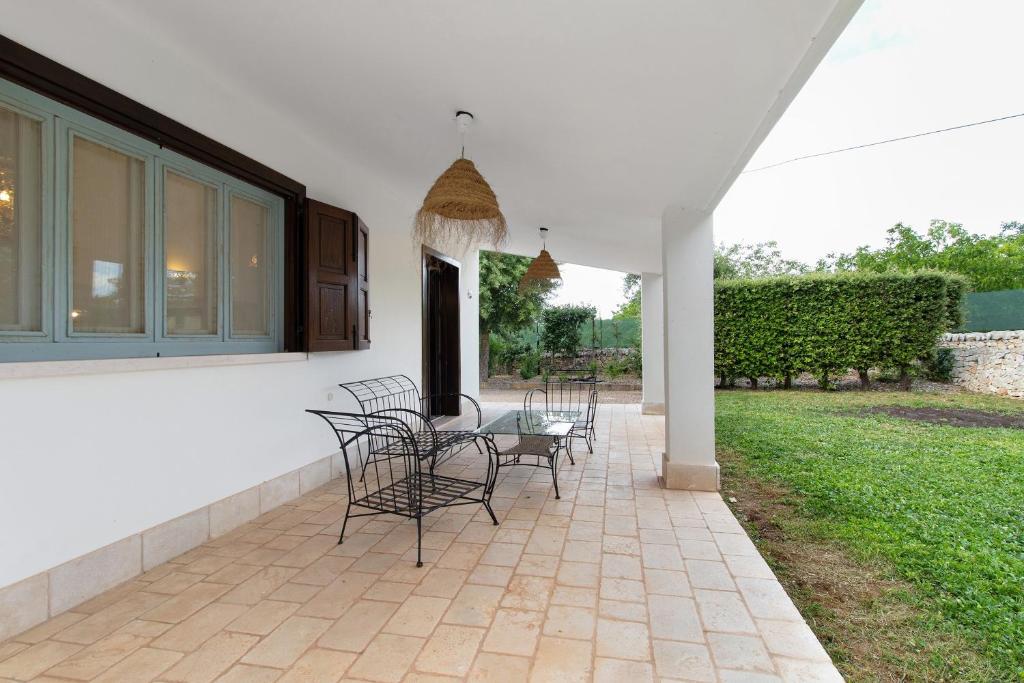 a patio with chairs and a table in a house at La Mansarda di Cecè in Ostuni