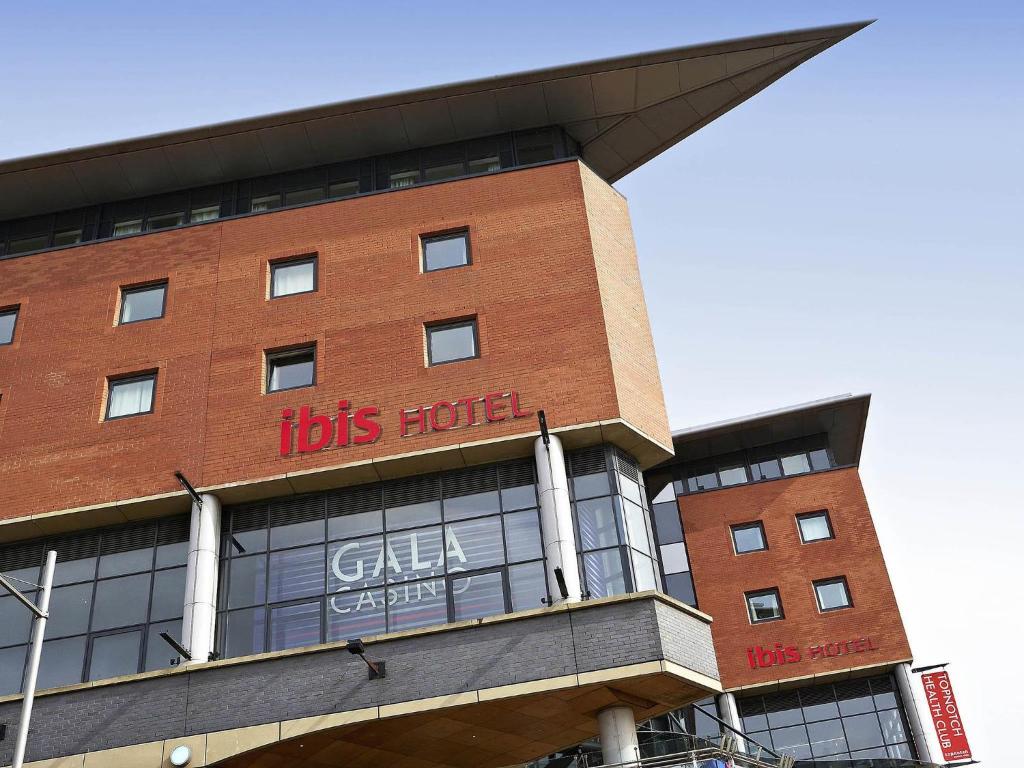 a red brick building with a tds hut sign on it at ibis Hotel Northampton Centre in Northampton