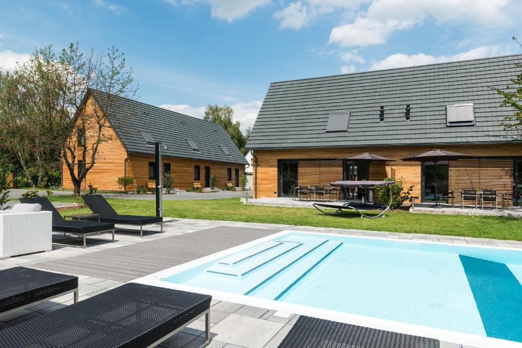 una casa con piscina frente a una casa en Kauperhof, en Burg