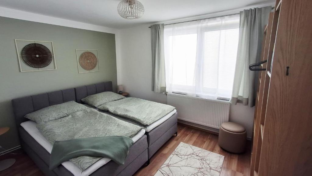 a small bedroom with a bed and a window at Gästehaus IWANESTAL in Eibesthal