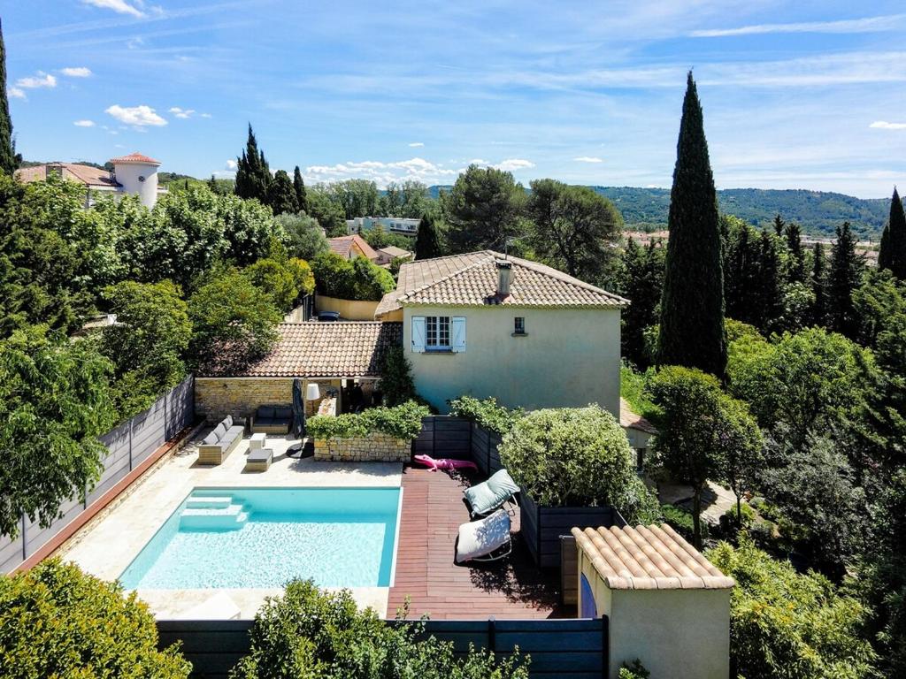 Elegant Villa with Heated Pool in Aix-en-Provence