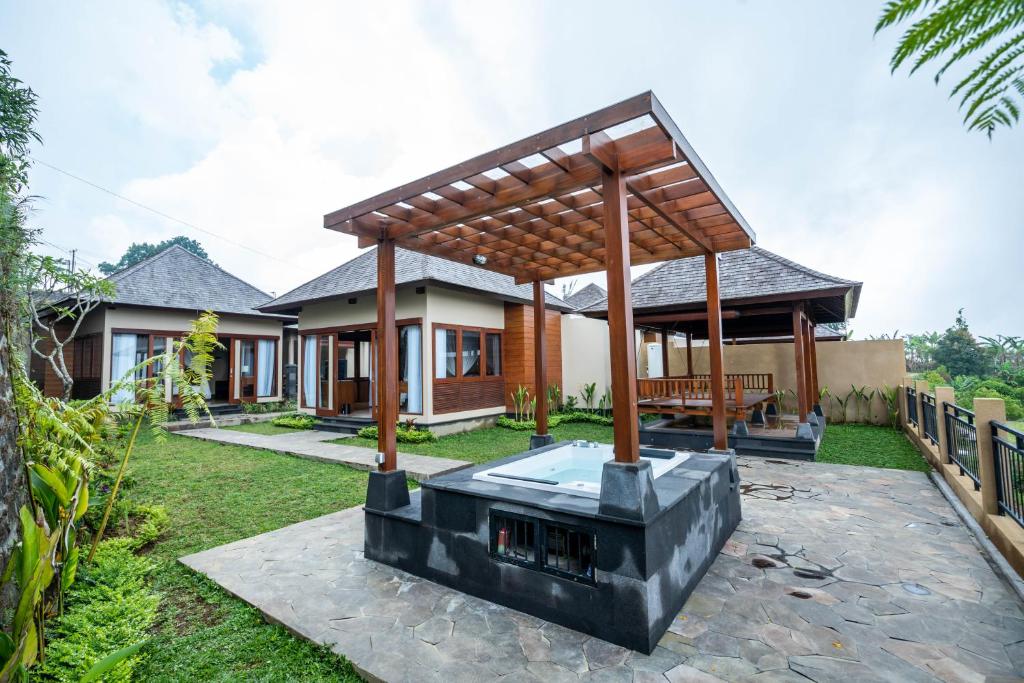 a house with a barbecue in the yard at Shankara Munduk Bali in Munduk
