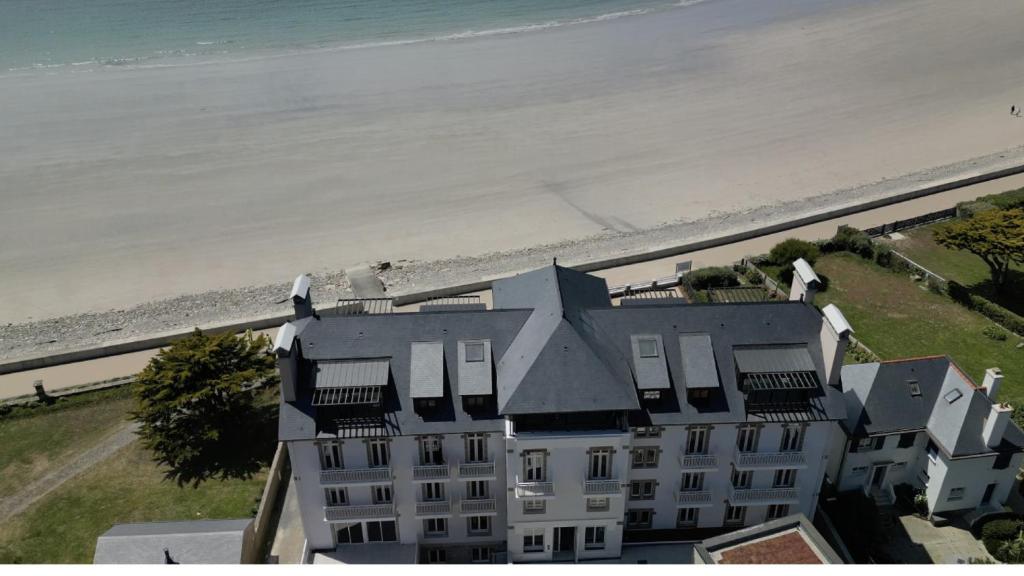 an aerial view of a building next to the beach at Coasteres T2 in Trébeurden