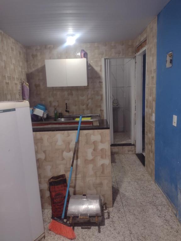 a kitchen being remodeled with a mop at Chalé de família in Mangaratiba