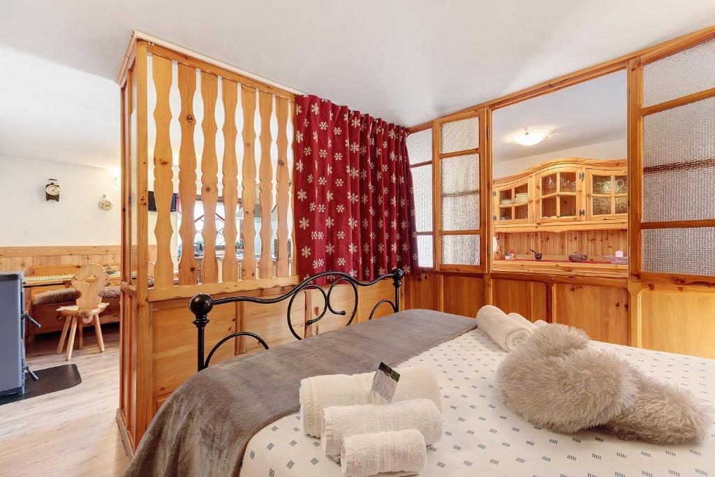 a bedroom with a bed in a room at Petit Logement Cerise L'écrin d'Ari in Cerise