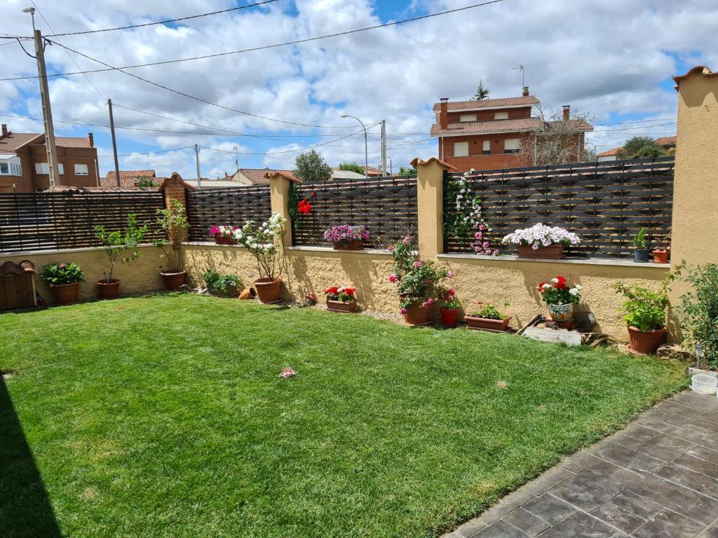 a backyard with a yard with plants and flowers at Las Fonderas in Cuadros