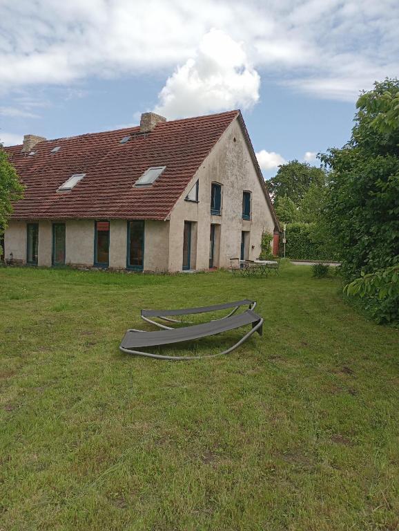 an old house with two boats in the yard at Ferienhaus Lehmhaus in Häven