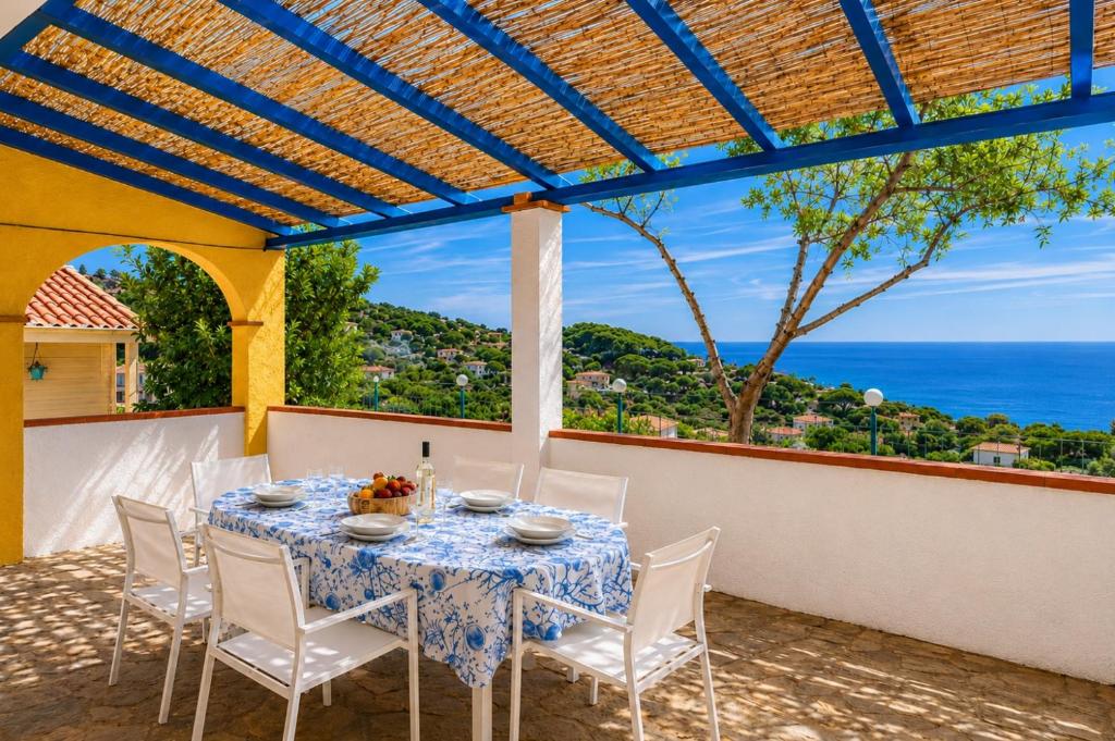 a table on the balcony with a view of the ocean at Tra il Borgo e il Mare - Bel Horizonte in Capoliveri
