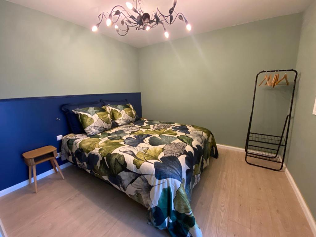 a bedroom with a bed and a mirror and a chandelier at B&B Historia in Melderslo
