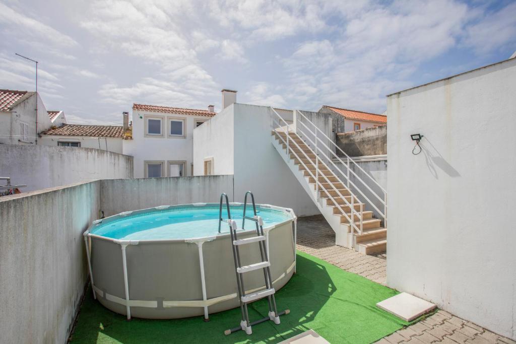 a hot tub on the roof of a house at Casa "O Chafariz" in Amoreira