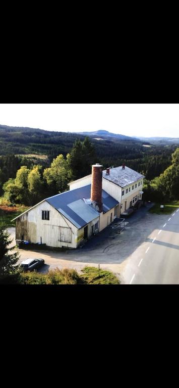 an aerial view of an old barn and a road at Snertingdal ysteri in Gjøvik