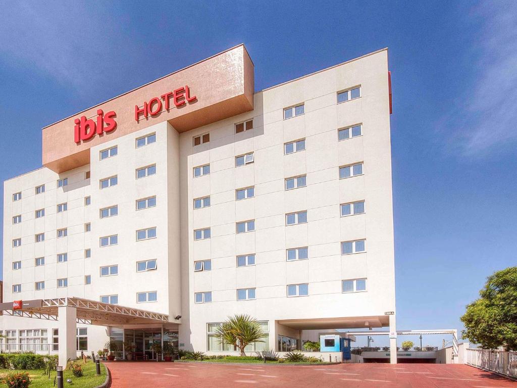 a hotel with a sign on the front of it at ibis Uberlandia in Uberlândia