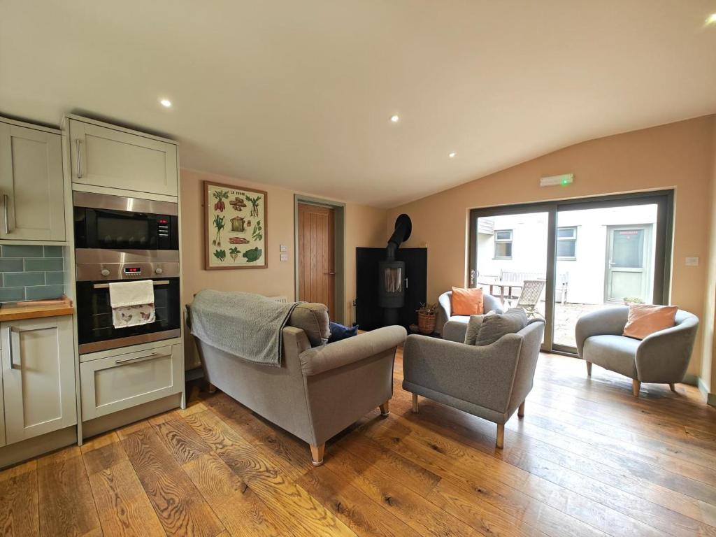 a living room with two chairs and a kitchen at 3 Bed in Lambourn oc-w42717 in Lambourn