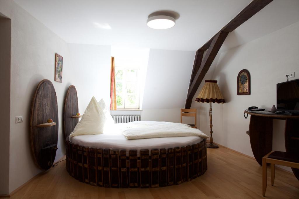Postel nebo postele na pokoji v ubytování Hotel & Café Ritter von Böhl