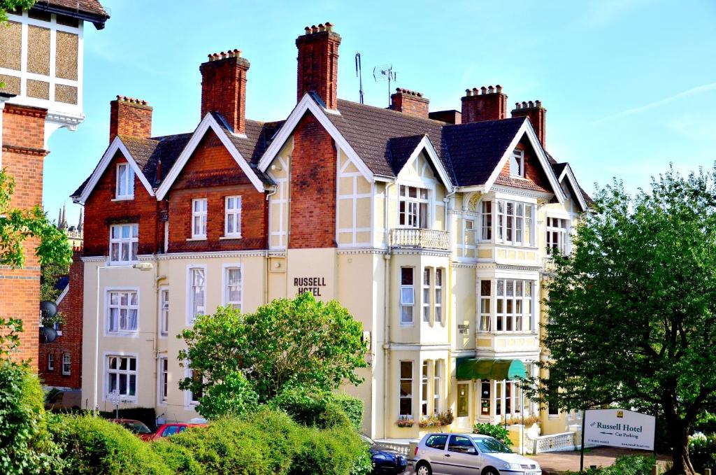 una casa grande con un coche aparcado delante de ella en Russell Hotel, en Royal Tunbridge Wells