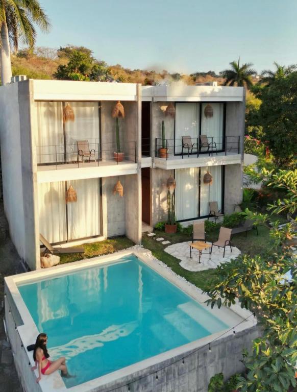 an aerial view of a building with a swimming pool at La Calita de Teques in Tequesquitengo