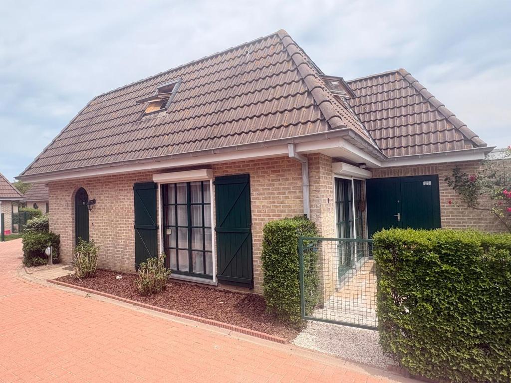 a brick house with a brown roof at Maison Lavandelle in Middelkerke