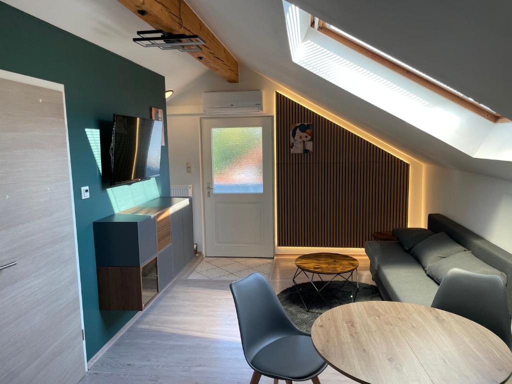 a living room with a couch and a table at Moderne Ferienwohnung mit Balkon und Klima in Neufraunhofen