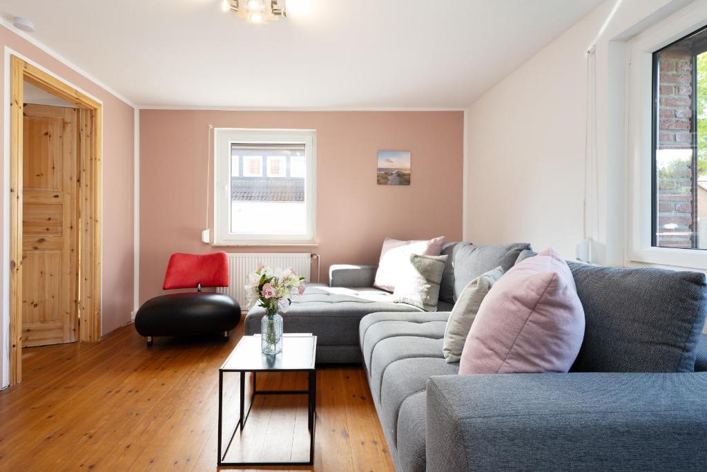 a living room with a couch and a table at Siestalodge 1 in Pelzerhaken