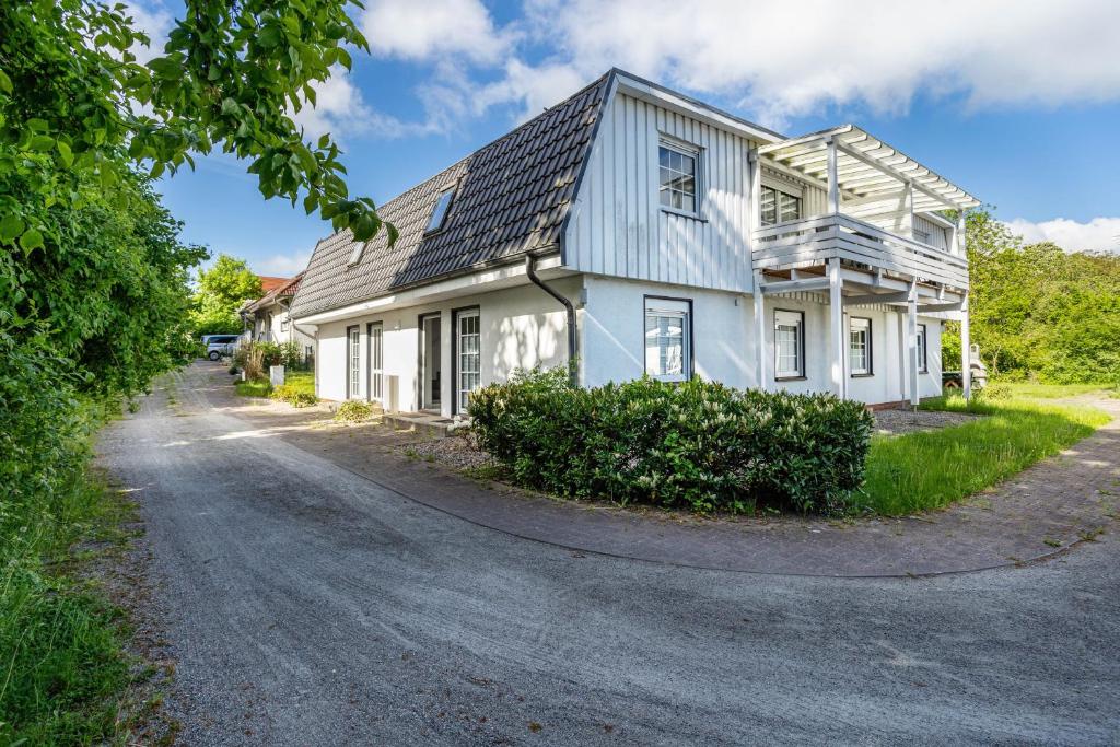 a white house with a gambrel roof at Feriendomizil Putbus - Nr. 3b in Putbus
