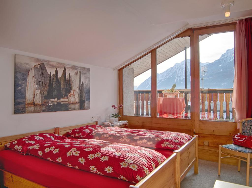 Postel nebo postele na pokoji v ubytování Poschiavo Suisse Hotel & Traditional Fondue Stube