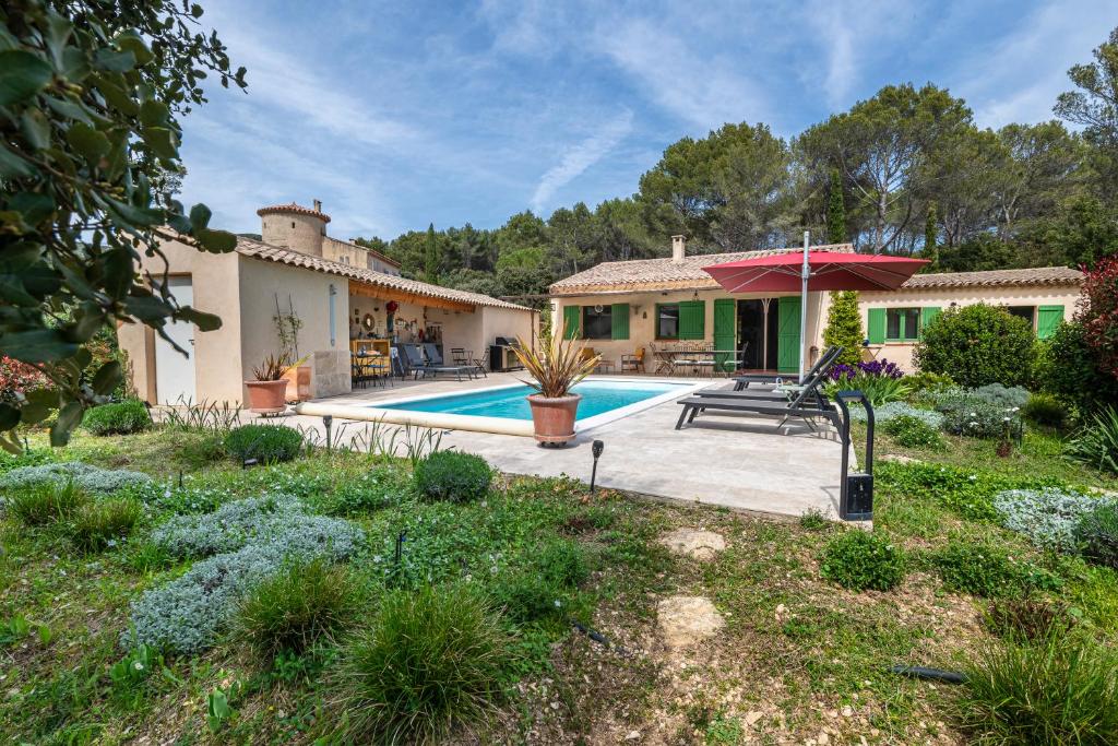 a villa with a swimming pool and a house at Villa la Rabassa in Lauris