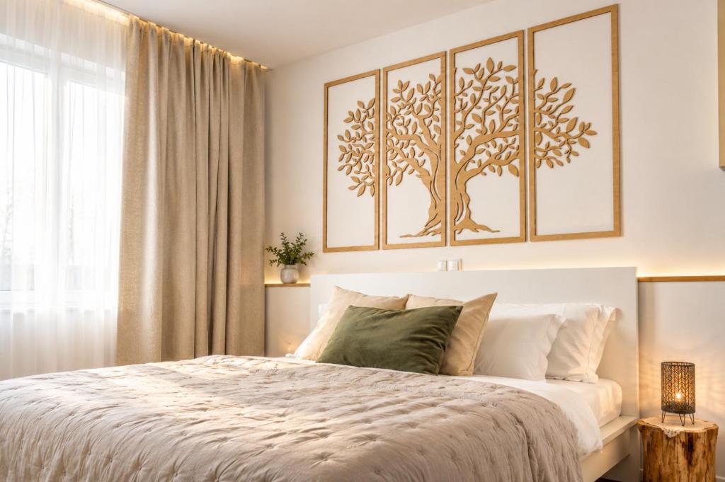 a bedroom with a bed and a window at Premium Residence Virotel in Vir