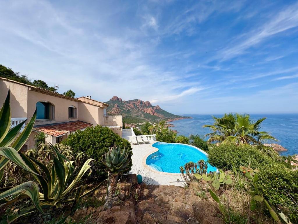 Luxueuse villa panoramique, vue imprenable sur la mer, piscine, 6 chambres à Anthéor