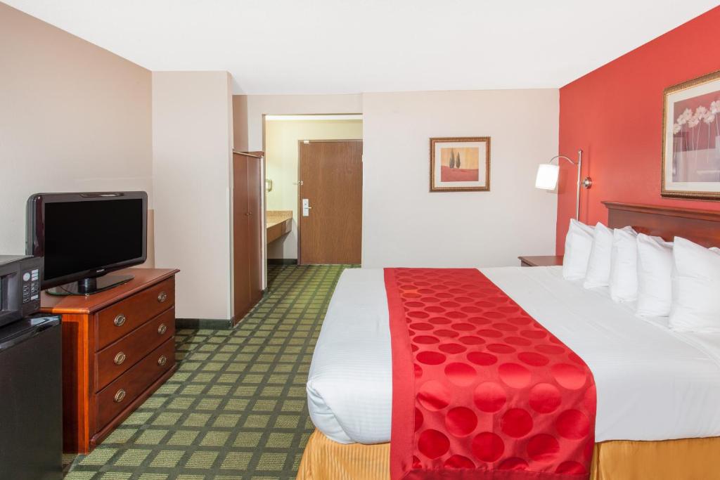 Ramada Limited Decatur - Deluxe King Room - Non-Smoking