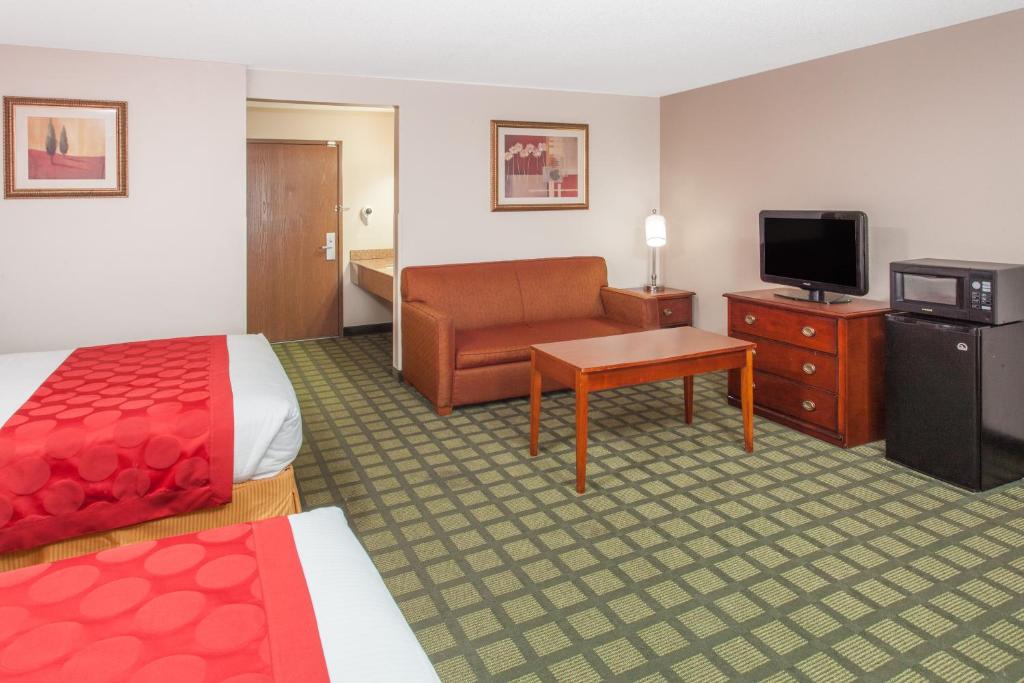 Ramada Limited Decatur - 豪华皇后室和两个大床 - 不吸烟