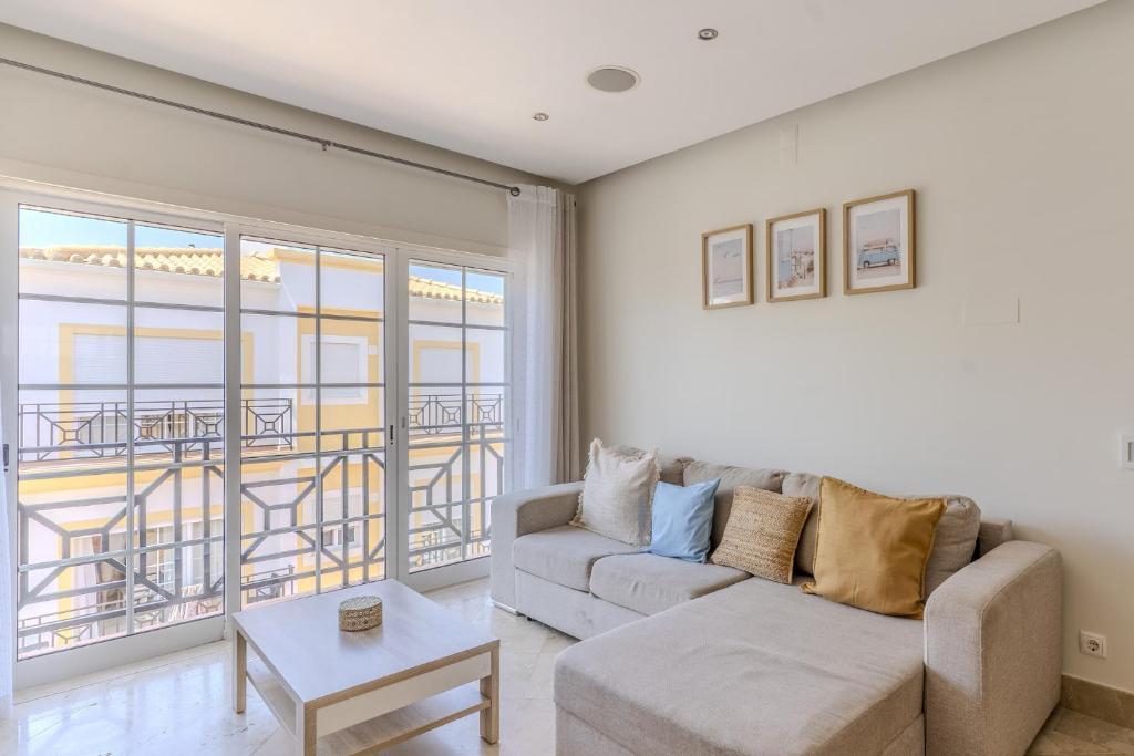 #318 Spacious 2BR Apartment Bright Interiors