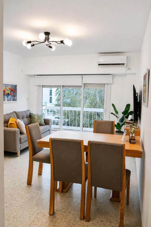 a dining room with a table and chairs at Las Heras in Bahía Blanca