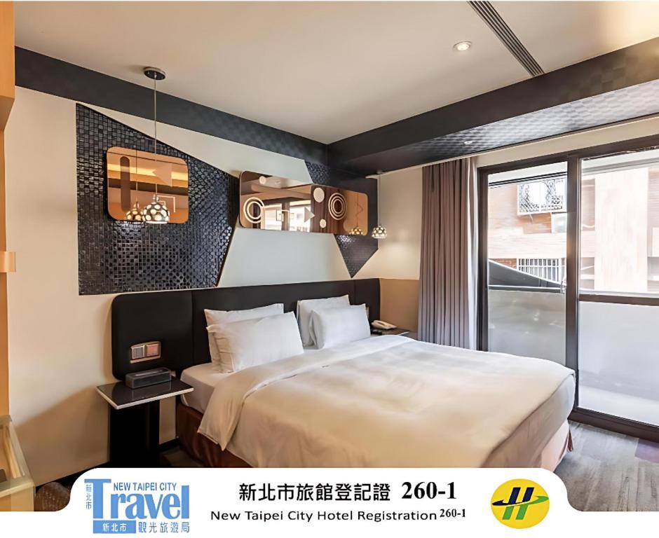 a hotel room with a large bed and a window at Hotel G7 Taipei in Taipei