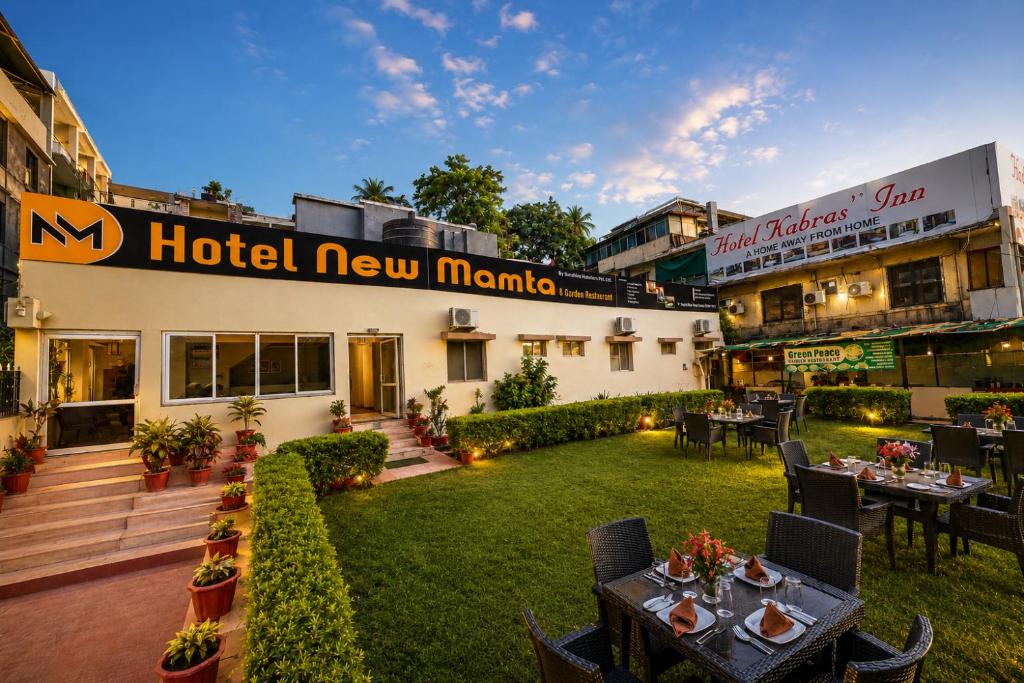 a hotel new mumbai with a lawn in front of it at Hotel New Mamta by SSH 350 Metres from Nakki Lake in Mount Ābu