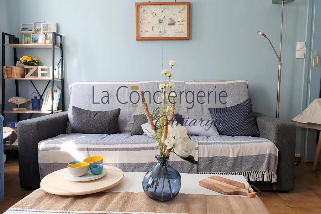a living room with a couch and a table at Le Maluthina Maison Familiale au Hourdel entre Mer & Nature in Cayeux-sur-Mer
