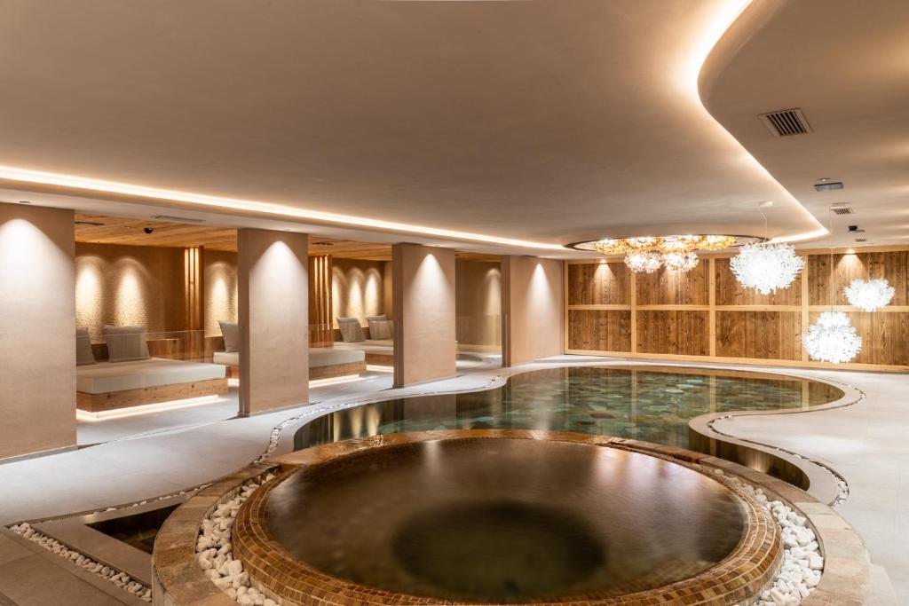 a hot tub in the middle of a hotel lobby at Hotel Spol - Adults only in Livigno