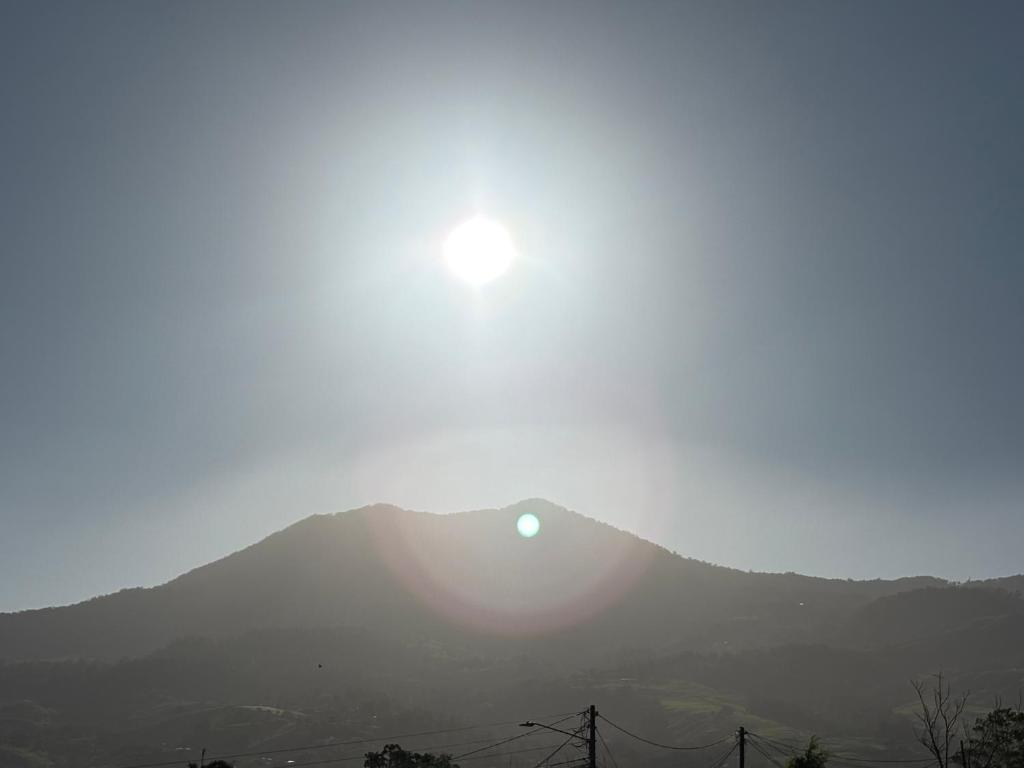 a sun setting on top of a mountain at Villa Descanso in Colón