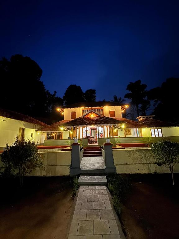 a house at night with the lights on at Padmalayam Heritage Villa in Mānantoddy