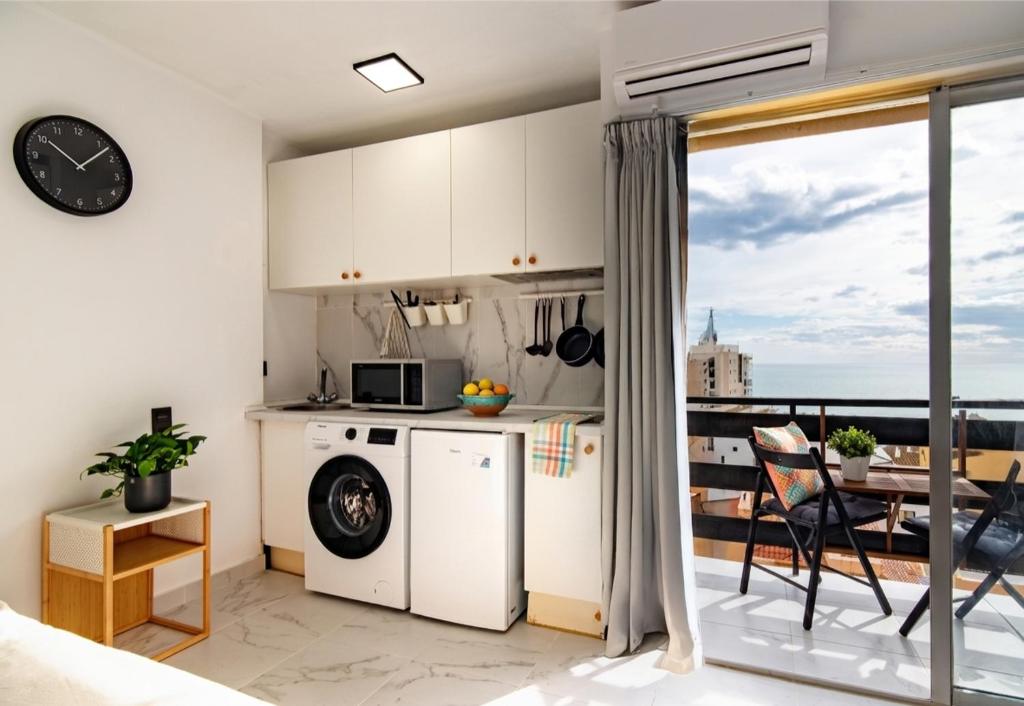 Estudio con vistas al mar junto a la playa